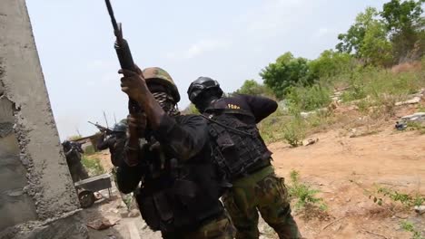 Soldaten-Und-Militärausbilder-Der-Ghanaischen-Und-Europäischen-Spezialeinheiten-üben-Such--Und-Angriffstaktiken-In-Städten
