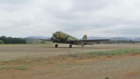 El-Bombardero-De-Galletas-De-Betsy-C-47-De-La-Segunda-Guerra-Mundial,-El-Museo-Estrella-Warbird-Aterriza-En-El-Aeródromo-Del-Ejército-Schoonover,-Fort-Hunter-Liggett
