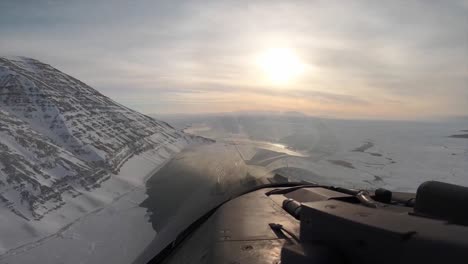 Tiefflug-Der-Colorado-Air-National-Guard-F-16-Im-Kampf-Gegen-Falken-über-Neufundland-Gletscher,-NATO-Übung