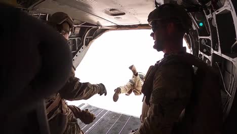 Soldados-Del-Ejército-Estadounidense-Realizan-Un-Salto-En-Paracaídas-De-Caída-Libre-Conjunto-Con-Tropas-Militares-Marroquíes,-Base-Aérea-Ben-Guerir,-Marruecos
