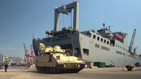 Ausrüstung-Des-Kampfteams-Der-Gepanzerten-Bulldogge-Brigade-Kommt-An-Und-Wird-Auf-Dem-Dock-Im-Hafen-Von-Busan,-Korea,-Entladen