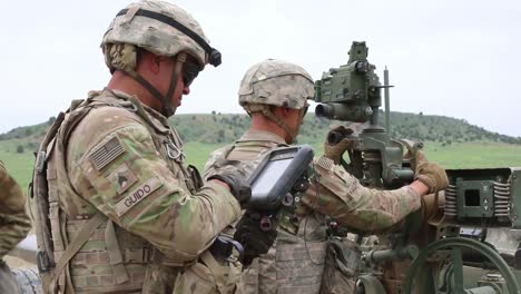 Soldaten-Der-US-Armee-Feuern-Während-Einer-Militärischen-Live-Feuerübung,-Fort-Carson,-Colorado,-Eine-Artilleriewaffe-Der-Haubitze-M777-Ab