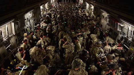 82Nd-Airborne-Paratroopers-Crowed-Into-The-Cargo-Hold-Of-Us-Air-Force-C-17-Globemaster-Iii-On-One-Of-The-Last-Flights-Out-Of-Kabul,-Afganistan