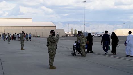 Grupo-De-Trabajo-Conjunto-Holloman-Afb-Personal-Afgan-Refugiados-Y-Evacuados-Dirigiéndolos-A-Través-De-Su-Procesamiento,-Operación-Aliados-Bienvenidos