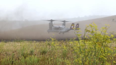 Los-Marines-Estadounidenses-Realizan-Un-Curso-De-Asalto-Aéreo-Volando-V-22-Vtol-Osprey,-Mejorando-Su-Preparación-Para-El-Combate-Y-Capacidades-De-Combate,-Camp-Pendleton
