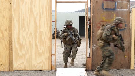 Los-Marines-Estadounidenses-Llevan-A-Cabo-Un-Curso-De-Asalto-Aéreo-En-Un-Entorno-Militar-Realista,-Mejorando-Su-Preparación-Para-El-Combate-Y-Sus-Capacidades-De-Combate,-Camp-Pendleton