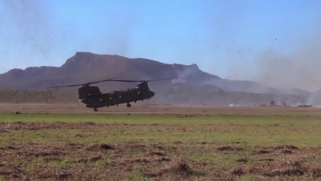 Soldaten-Der-Australischen-Verteidigungsstreitkräfte-Und-US-Marines-Fliegen-Schwerlasthubschrauber-Mit-Zwei-Rotoren-Und-üben-Talisman-Säbel-21-Aus