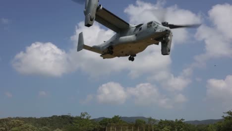 Los-Infantes-De-Marina-Estadounidenses-Realizan-Operaciones-De-Entrenamiento-Militar-De-Armado-Y-Reabastecimiento-De-Combustible,-Vtol-V-22-Osprey-Y-Helicópteros-En-Okinawa
