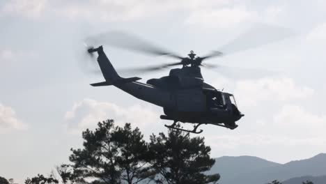 Los-Infantes-De-Marina-Estadounidenses-Realizan-Operaciones-De-Entrenamiento-Militar-Con-Un-Helicóptero-Artillado-En-Okinawa-Para-Armar-Y-Reabastecer-De-Combustible