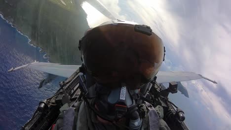 Cockpit-Aufnahmen-Und-Bodenpersonal-Beim-Laden-Von-Munition-Auf-Kampfflugzeuge,-Marine-Corp-Flight-Ops-Andersen-Air-Force-Base,-Guam