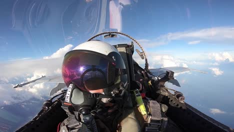Cockpit-Aufnahmen-Einer-Intelligenten-Bombe,-Die-Von-Einem-Kampfflugzeug-Der-US-Marine-über-Einer-Insel-Im-Pazifischen-Ozean-Abgeworfen-Wird