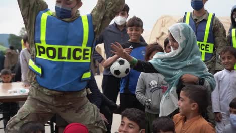 Las-Fuerzas-De-Seguridad-Militar-Juegan-Con-Menores-Afganos-No-Acompañados-Durante-La-Operación-De-Evacuación-Del-Refugio-De-Los-Aliados-A-Ramstein-Afb