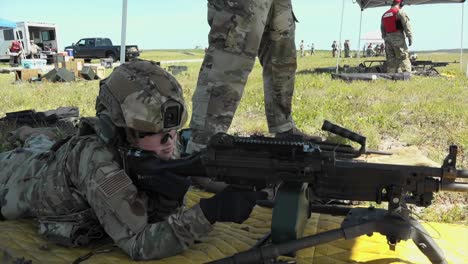 Soldatin-Der-Georgia-Air-National-Guard-Erhält-Maschinengewehr-Live-Feuerwaffentraining,-Elgin-AFB,-Florida