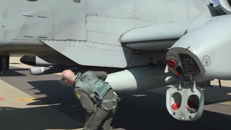 A-10-Thunderbolt-Ii-Kampfflugzeugwartung-Und-Vorflugkontrollen-Durch-Piloten-Und-Bodenpersonal,-Volk-Field,-Wisconsin