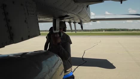 A-10-Thunderbolt-Ii-Düsenkampfflugzeug-Wartung-Und-Vorflugkontrolle-Durch-Die-Bodenmannschaft,-Volk-Field,-Wisconsin