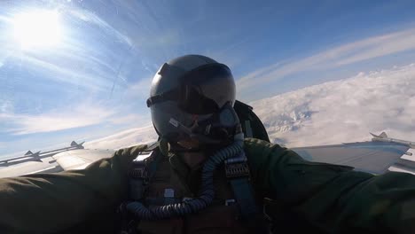 Cockpitansicht-Eines-Reporters-Auf-Dem-Notsitz-Eines-Düsenjägerflugzeugs-Während-Der-Trainingsübung-Mit-Roter-Flagge-In-Alaska,-Eielson-AFB