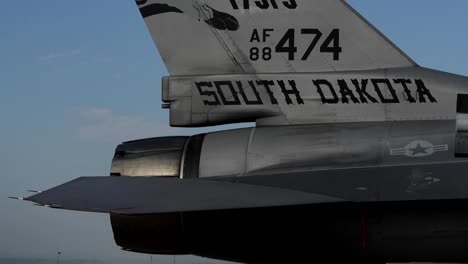 Wir-Erzwingen-Die-Wartung-Und-Den-Start-Von-F-16-Fighting-Falcon-Kampfflugzeugen,-Combat-Raider