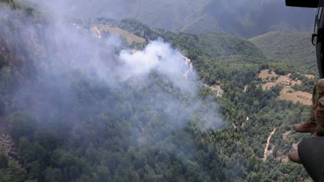 El-Helicóptero-Del-Regimiento-De-Aviación-2921-Valkyie-1-169-Lucha-Contra-Incendios-Forestales-En-Montañas-Malditas-Densamente-Boscosas,-Kosovo