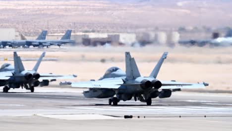 US-Air-Force-Kampfjets-Taxi-Und-Starten-In-Flirrender-Wüstenhitze-Während-Der-Operation-Red-Flag-21-3,-Nellis-AFB,-Nevada