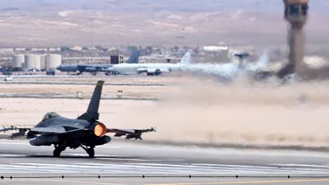 US-Air-Force-Kampfjets-Taxi-Und-Starten-In-Flirrender-Wüstenhitze-Während-Der-Operation-Red-Flag-21-3,-Nellis-AFB,-Nevada