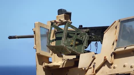 US-Marines-Führen-Schwere-Waffen-Durch,-Humvee-montiertes-Maschinengewehr-Militär-Live-Feuertraining,-Marine-Corps-Basis-Hawaii