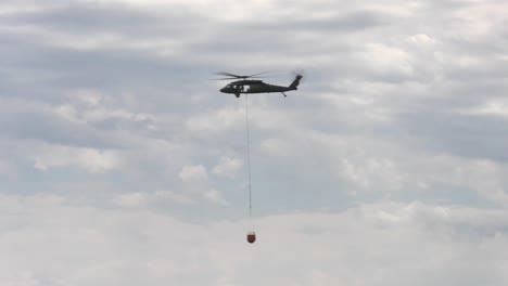 Tripulaciones-De-Helicópteros-Uh-60-Black-Hawk-De-La-Guardia-Nacional-Del-Ejército-De-Wisconsin-Entrenan-Llenando-Cubos-Bambi-Para-Arrojar-Agua-Y-Combatir-Incendios-Forestales