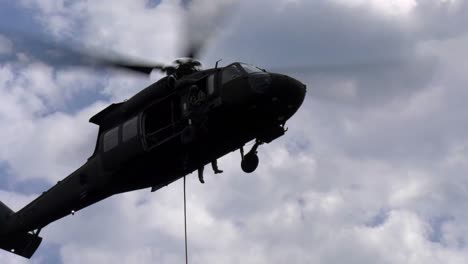 Wisconsin-Army-National-Guard-Uh-60-Black-Hawk-Hubschrauberbesatzungen-Trainieren-Das-Füllen-Von-Bambi-Eimern,-Um-Wasser-Fallen-Zu-Lassen-Und-Waldbrände-Zu-Bekämpfen