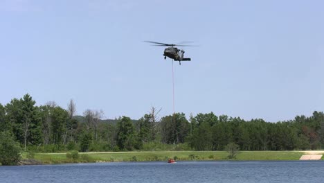Wisconsin-Army-National-Guard-Uh-60-Black-Hawk-Hubschrauberbesatzungen-Trainieren-Das-Füllen-Von-Bambi-Eimern,-Um-Wasser-Fallen-Zu-Lassen-Und-Waldbrände-Zu-Bekämpfen