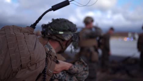 US-Marines-Führen-Eine-Luftangriffstrainingsübung-Durch,-Um-Das-Bewusstsein-Auf-Dem-Schlachtfeld-Während-Einer-Groß-Angelegten-Übung-Auf-Hawaii-Zu-Erweitern