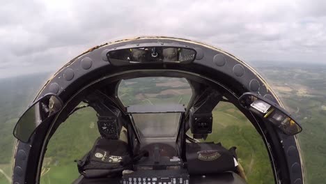 Cockpit-Aufnahmen-Eines-Fairchild-Republic-A-10-Thunderbolt-II-Warzenschwein-Kampfjets-Mit-Enger-Unterstützung,-Der-über-Ländliches-Gelände-Fliegt