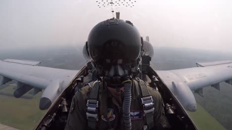 Cockpitaufnahmen-Eines-Fairchild-Republic-A-10-Thunderbolt-II-Warzenschwein-Kampfflugzeugpiloten,-Der-über-Ländliches-Gelände-Fliegt