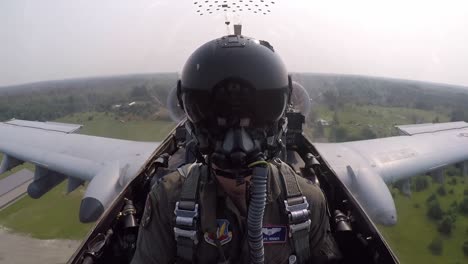 Cockpitaufnahmen-Von-Fairchild-Republic-A-10-Thunderbolt-II-Warthog-Close-Support-Fighter-Jet-Pilot-Landet-Auf-Einer-Fahrbahn-In-Michigan