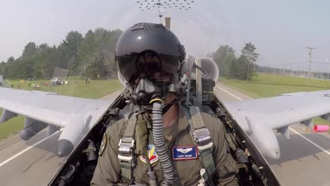 Cockpitaufnahmen-Von-Fairchild-Republic-A-10-Thunderbolt-II-Warthog-Close-Support-Fighter-Jet-Pilot,-Der-Auf-Einer-Fahrbahn-In-Michigan-Rollt