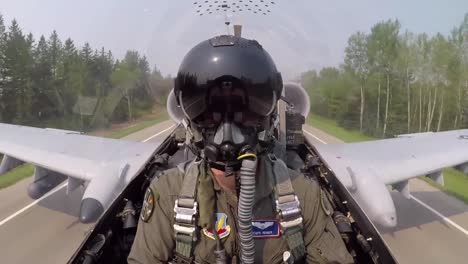 Cockpit-Aufnahmen-Fairchild-Republic-A-10-Thunderbolt-II-Warthog-Close-Support-Fighter-Jet-Pilot,-Der-Von-Der-Fahrbahn-In-Michigan-Abhebt