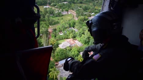 La-Estación-Aérea-De-La-Guardia-Costera-De-EE.-UU.-Clearwater-Jayhawk-La-Tripulación-Del-Helicóptero-Medivac-Puentes-Aéreos-Víctimas-Haitianas-Heridas-En-Un-Terremoto