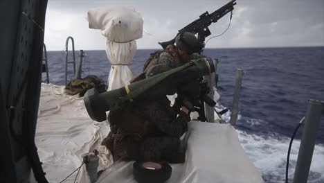US-Marinesoldaten-Und-Marineseeleute-Bereiten-Eine-Panzerabwehrrakete-Mit-Javelin-Schulterfeuer-Von-Einem-Mark-vi-Patrouillenboot-In-Der-Philippinischen-See-Vor