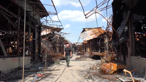 Ein-Mann-Geht-Durch-Ein-Einkaufszentrum,-Das-Nach-Einem-Russischen-Raketenangriff-Auf-Die-Stadt-Charkiw-In-Der-Ukraine-Zerstört-Und-Niedergebrannt-Wurde