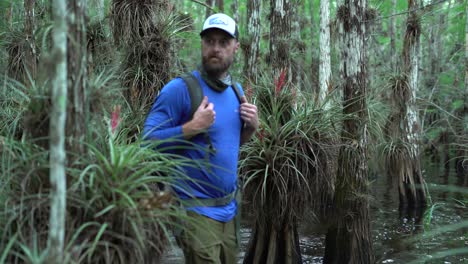 Ein-Mann-Kommt-An-Bromelienpflanzen-Vorbei,-Während-Er-Zu-Fuß-Durch-Die-Everglades-Von-Florida-Stapft