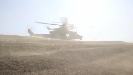 Tripulaciones-De-Helicópteros-Uh-1y-Venom-Con-Entrenamiento-De-Apoyo-De-Asalto-De-Escuadrón-De-Helicópteros-De-Ataque-Ligero-Marino,-Camp-Pendleton-Ca