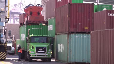Long-Beach-Sea-Port-Shipping-Und-Containerbetrieb-Während-Der-Lieferkettenkrise,-Einschließlich-Schiffe,-Lastwagen,-Kräne,-Ca
