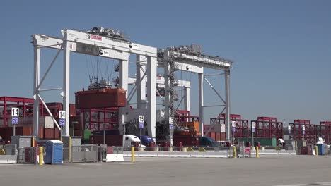 Long-Beach-Sea-Port-Shipping-Und-Containerbetrieb-Während-Der-Lieferkettenkrise,-Einschließlich-Schiffe,-Lastwagen,-Kräne,-Ca