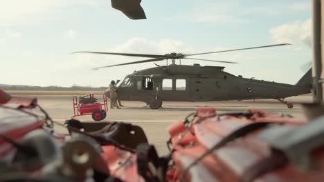 Soldaten-Der-36th-Combat-Aviation-Brigade-Bekämpfen-Waldbrände-Mit-Uh-60-Black-Hawk-Hubschraubern-In-Den-Wäldern-Von-Bastrop,-Texas