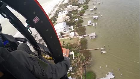 Hubschrauber-Der-US-Küstenwache-über-Sturmgeschädigten-Inselvierteln-Hurrikan-Ian-In-Der-Nähe-Von-Fort-Myers-Beach,-Florida