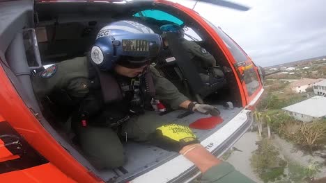 Us-küstenwache-Mh-65-Delphin-flugbesatzung-Rettungsaktion-In-Der-Nähe-Von-Sanibel,-Florida-Im-Sturmgefolge-Des-Hurrikans-Ian