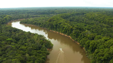 Unglaubliche-Hochfliegende-Luftaufnahme-Eines-Bootes,-Das-In-Guyana-Flussaufwärts-Fährt