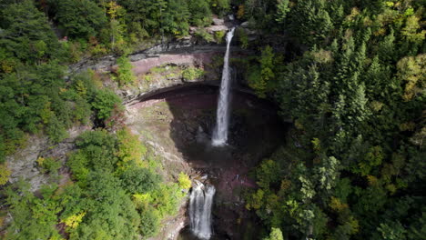 Kaskadierende-Wasserfälle-In-Den-Catskills,-Nyc