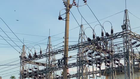 Subestación-Eléctrica-De-Estilo-Antiguo.-Líneas-De-Energía-Eléctrica.