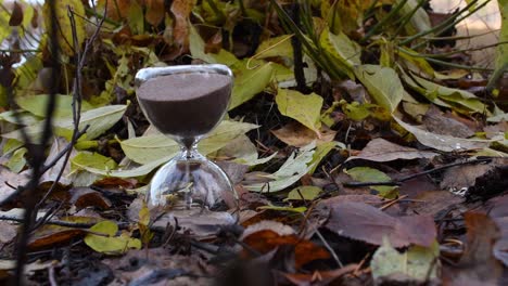 Stundenglas-Sand-Fällt-Herunter-Und-Die-Zeit-Wird-In-Der-Natur-Enden