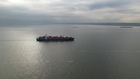 Luftflug-In-Richtung-Frachtcontainerschiff,-Das-Durch-New-Yorker-Hafengewässer-Reist