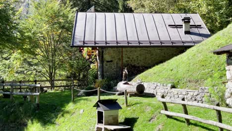 Static-medium-close-shot-of-a-small-hut-in-the-Italian-Alps,-Südtirol